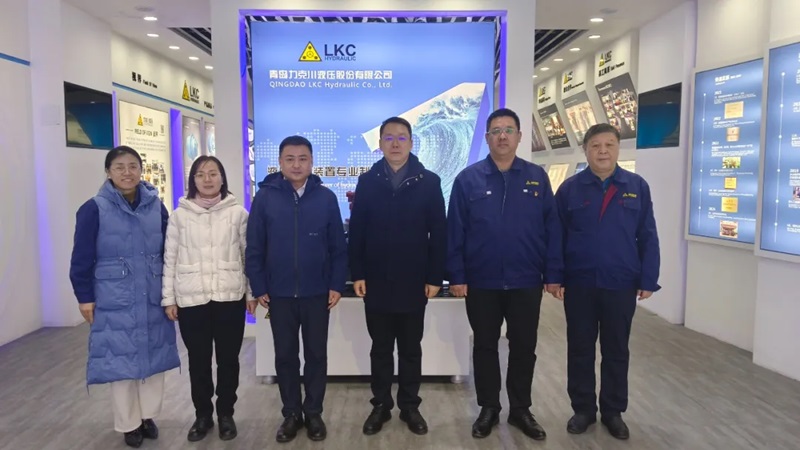 高新區工委（wěi）委員、管委副主任（rèn）張建軍一行蒞（lì）臨青島色偷偷成人一区二区三区91液壓股（gǔ）份（fèn）有限公司調研指導1.jpg